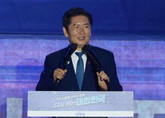 정청래 더불어민주당 신임 당 대표가 2일 경기 고양시 킨텍스에서 열린 전당대회에서 수락 연설을 하고 있다. 김현민 기자