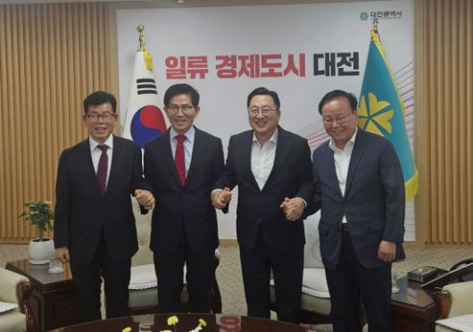 왼쪽부터 장영하 변호사, 김문수 후보, 이장우 대전시장, 김재원 전 의원