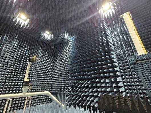 한국전파진흥협회(RAPA) 송도 전파산업클러스터에 마련된 안테나 성능 시험실 모습. 뾰족한 전파 차폐재들이 시험실 내부를 채우고 있다. 노경조 기자