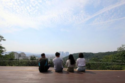 개운산 하늘전망대에서 전경을 즐기고 있는 시민. 성북구 제공.