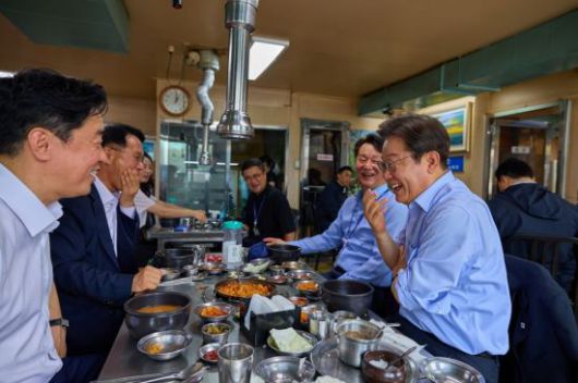 이 대통령은 밥을 빨리 먹는 편이다. 어릴 적 가난하게 살아서 허겁지겁 먹는 게 습관이 됐다고 한다.