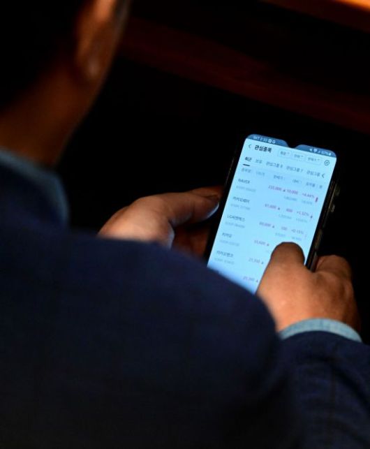 국회 법제사법위원회 위원장을 맡고 있는 이춘석 더불어민주당 의원이 4일 서울 여의도 국회에서 열린 본회의에서 타인 명의로 개설된 주식 계좌를 확인하고 있다. 더팩트 제공