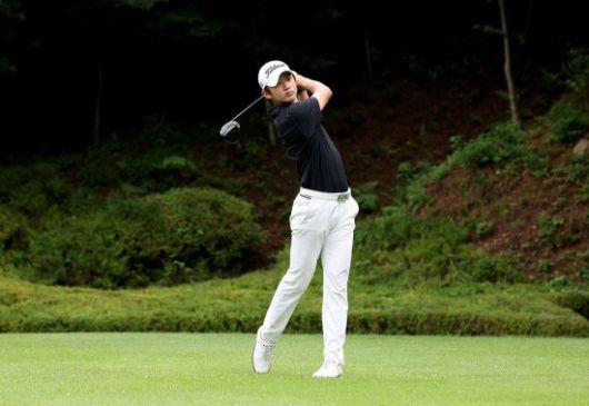 백승경이 KPGA 회장배 주니어선수권 2라운드에서 티샷을 하고 있다. 사진제공=KPGA