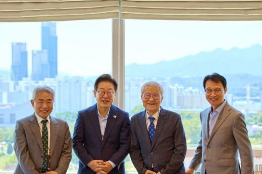 이재명 대통령이 지난달 11일 서울 용산 대통령실 청사에서 언론인 오찬에 앞서 기념촬영을 하고 있다. 왼쪽부터 정규재 전 한국경제신문 주필, 이 대통령,  조갑제 조갑제닷컴 대표, 이규연 대통령실 홍보소통수석. 대통령실