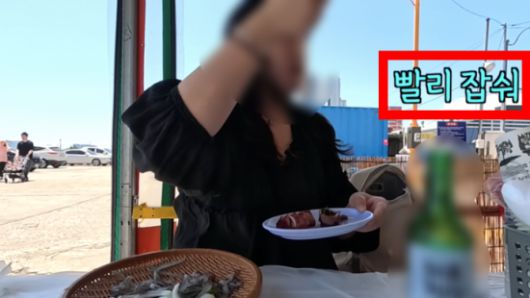 강원도 속초의 한 오징어 난전 식당 직원이 1인 손님에게 "빨리 먹으라"고 재촉하는 모습. 유튜브 캡처