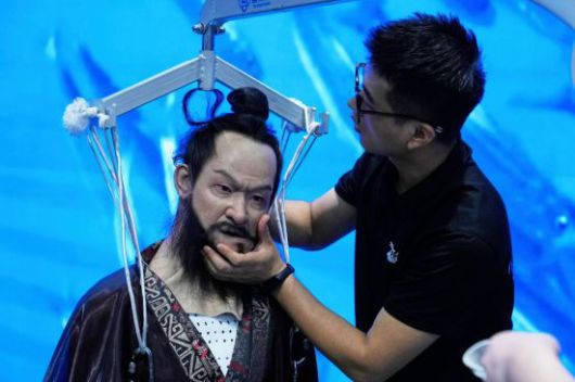 중국 베이징에 위치한 세계 최초 휴머노이드 지능형 로봇 4S 매장에서 한 남성이 휴머노이드 로봇을 조정하고 있다. AP연합뉴스