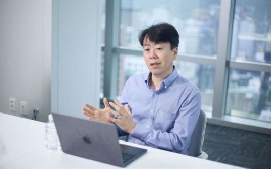 김태윤 SKT 파운데이션 모델 담당이 이끄는 독자 AI 파운데이션 모델 프로젝트의 SKT 컨소시엄은 크래프톤, 포티투닷, 리벨리온, 라이너, 셀렉트스타, 서울대 산학협력단, KAIST가 팀을 이뤘다. 사진=SKT