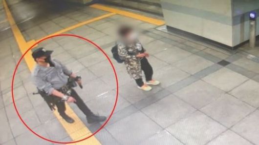 경찰복 차림으로 지하철 활보한 남성. 경기북부경찰청 제공