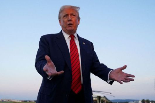 3일(현지시간) 도널드 트럼프 미국 대통령이 펜실베이니아주 리하이 밸리 국제공항에 도착해 가지회견을 갖고 있다. 로이터연합뉴스