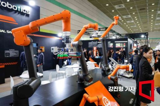 27일 서울 강남구 코엑스에서 열린 '2024 스마트공장·자동화산업전'에 한화로보틱스의 협동로봇이 전시돼 있다. 사진=강진형 기자aymsdream@