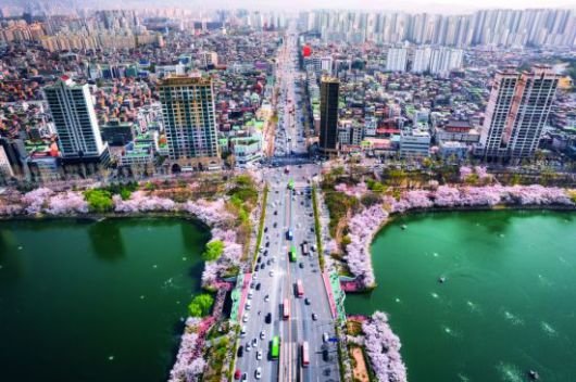 하늘에서 바라본 송파대로와 석촌호수. 송파구 제공.