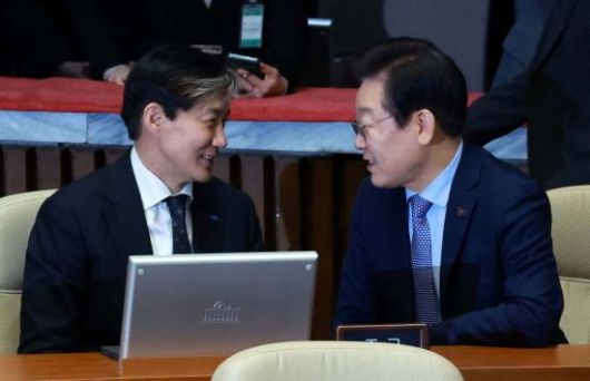 지난해 12월 당시 이재명 더불어민주당 대표와 조국 조국혁신당 대표가 국회 본회의에서 대화하는 모습. 김현민 기자