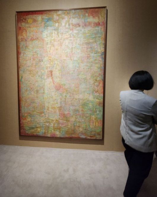 박성환 '망향'(1971). 작가는 황해도 해주 출신으로 해방 이후 월남한 실향민이다. 그의 작품은 실향의 아픔과 고향에 대한 그리움을 몽환적이고 화려한 색채의 인상주의적 기법으로 표현했다. 그림엔 항아리를 이고 있는 여인의 주변으로 그리운 대상들을 곳곳에 그려 넣었다. 서믿음 기자