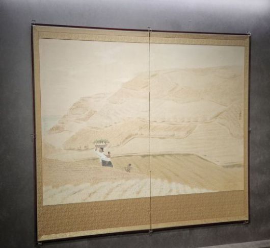 김정현 '풍경'(1940년대). 화면 대부분을 차지하는 남도의 논밭 사이로 무가 가득 담긴 소쿠리를 든 채 아이를 업고 가는 여인과 그 뒤를 따르는 소년의 모습을 그린 작품. 서믿음 기자