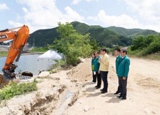 김홍규 강릉시장이 11일 오전 강릉을 방문한 조현수 원주지방환경청장과 가뭄 극복을 위한 점검을 하고 있다. 강릉시