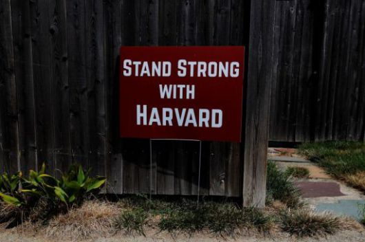 하버드대학교 인근 동네의 한 주택에서 하버드대를 응원하는 간판을 내걸고 있다. 로이터연합뉴스