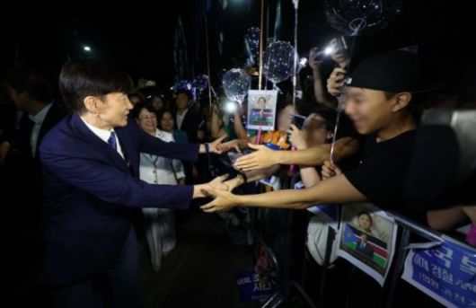 조국혁신당 조국 전 대표가 15일 서울 구로구 남부교도소에서 광복절 특별사면·복권 조치로 출소하며 지지자들과 인사하고 있다. 연합뉴스