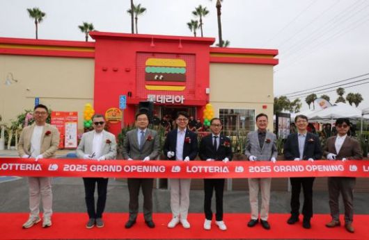 롯데리아는 지난 14일 한인과 아시아계가 많이 사는 LA 풀러턴 지역에 미국 1호점을 열었다. 풀러턴점은 약 20㎡ 규모의 드라이브스루(DT) 매장으로 '오리지널 K-버거'라는 문구를 내걸었으며 간판에 상호를 한국어로도 표시했다. 롯데GRS