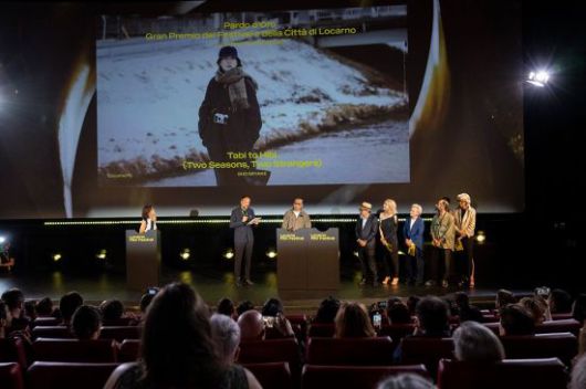 영화 '여행과 나날' 수상 순간[사진=로카르노 영화제 제공]