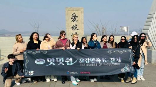 주한 외국인 영상 크리에이터 및 온라인 커뮤니티 운영자 20여명이 애기봉에서 기념촬영을 하고 있다. 김포시 제공