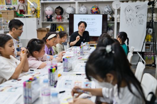 부천에서 활동중인 임덕영 웹툰작가 작업실 '툰토이 스튜디오'에서 '꿈의 스튜디오 부천' 2차 오픈 워크숍이 열리고 있다. 2025.8.2 부천시