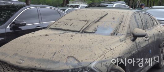 한 차량이 침수피해를 입은 모습.