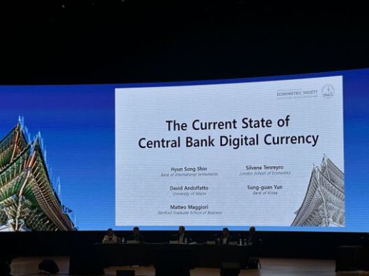 (왼쪽 두 번째부터)윤성관 한국은행 디지털화폐실장, 신현송 국제결제은행(BIS) 경제보좌관 겸 통화경제국장 등이 21일 서울 강남구 코엑스에서 열린 '2025 세계경제학자대회'에서 중앙은행 디지털화폐(CBDC)의 최신 동향을 주제로 발표를 하고 있다. 김유리 기자