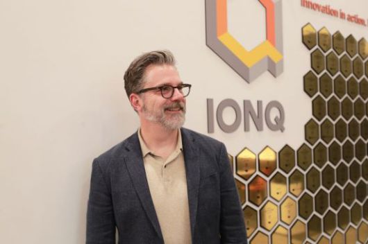 아이온큐의 사무실 벽에는 그동안 확보한 특허가 표기돼있다. 딘 캐스먼 아이온큐 수석 부사장이 특허에 대해 설명하고 있다. 캐스먼 부사장은 공란인 곳에도 모두 특허를 넣겠다는 포부를 밝혔다. 사진=백종민 테크 스페셜리스트