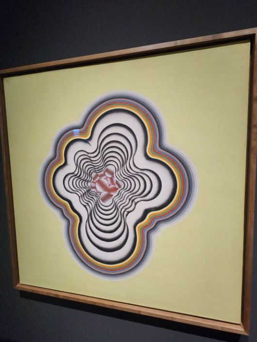 김창열 '구성'(1970), 1965년 뉴욕으로 건너간 이후 앵포르멜의 두터운 질감에서 벗어나, 정제된 화면 위에 기하학적 형태와 착시적 공간감의 조형 실험을 전개하기 시작함. 서믿음 기자