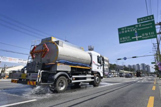 도로 열기를 낮춰주는 살수차.
