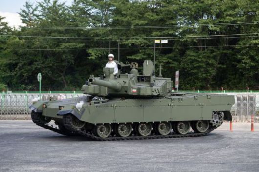 지난 14일 경남 창원 현대로템 주행시험장에서 K2 전차 한 대가 포신을 고정한 채 차체를 360도로 회전하고 있다. 전차가 움직이는 동안에도 포신이 흔들리지 않아 목표물을 정확히 겨눌 수 있다. 현대로템