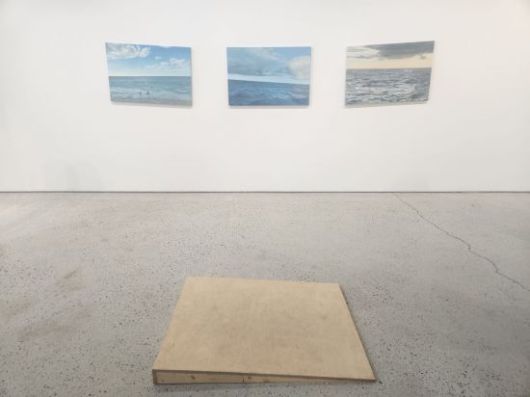 안규철의 '세 개의 수평선'(2024) 작품, 양쪽 그림은 기울어진 수평선에 맞춰 작품 자체를 비뚤게 걸었고, 중앙 작품 앞에는 수평선 기울기와 같은 경사판을 설치해 눈높이를 맞췄다. 서믿음 기자