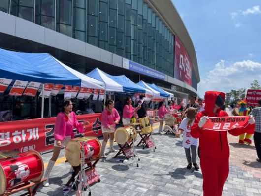 붉은 상의로 멋을 김문수 전 장관 지지자들은 신나는 음악에 맞춰 춤을 추고 피켓을 흔들며 현장 열기를 한층 더했다. 장보경 기자