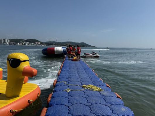 23일 오전 10시10분께 부산 기장군 일광읍 일광해수욕장 동측 산책로 인근 해상에서 사촌 자매 사이인 70대 해녀 2명이 심정지 상태로 발견돼 병원으로 옮겨졌으나 끝내 숨졌다. 사진은 이들 해녀 구조 당시 모습. 연합뉴스