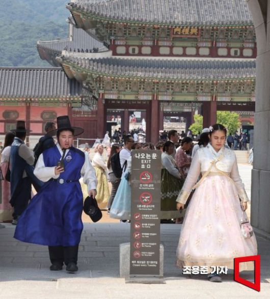 한복을 입고 서울 관광에 나선 외국인 관광객들이 경복궁을 구경하고 있다.조용준 기자