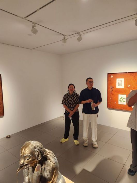 26이 오전 갤러리현대(현대화랑)에서 열린  '나 아닌, 내가 아닌, 나를 통해 부를 바람' 전시 간담회에서 이강승 작가(오른쪽)와 캔디스 린 작가가 작품설명하고 있다. 서믿음 기자