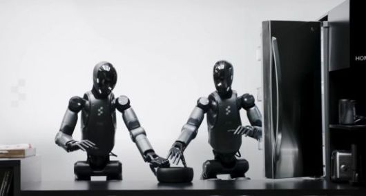 피규어AI의 휴머노이드 로봇용 기계학습(머신러닝) AI 모델 '헬릭스'가 적용된 휴머노이드 로봇. 두 대의 로봇이 서로 협력하며 작업을 수행하고 있다. 피규어AI 유튜브 캡처