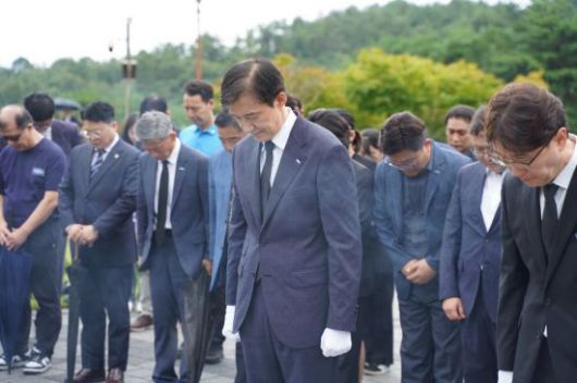조국 조국혁신당 혁신정책연구원장이 26일 광주 북구 국립5·18민주묘지에서 희생 영령을 기리며 묵념하고 있다. 송보현 기자