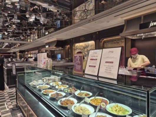 JS가든 델리 매장 모습. 마파두부, 크림새우 등 원하는 사이즈로 5000~1만원대의 가격에 요리를 포장해 갈 수 있다. 옆에는 좌석이 마련되어 있어즉석에서 만든 자장면 등을 먹을 수 있다. 이민지 기자.