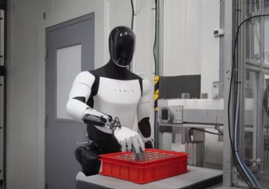 테슬라 휴머노이드 로봇 옵티머스가 손을 활용한 작업을 수행하고 있다. 테슬라 유튜브 캡처