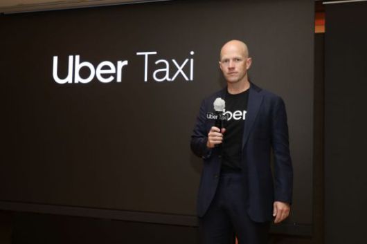 도미닉 테일러 우버 모빌리티 아태지역 총괄 대표가 26일 오전 서울 중구 롯데호텔에서 진행된 기자간담회에서 환영사를 하고 있다. 우버 제공