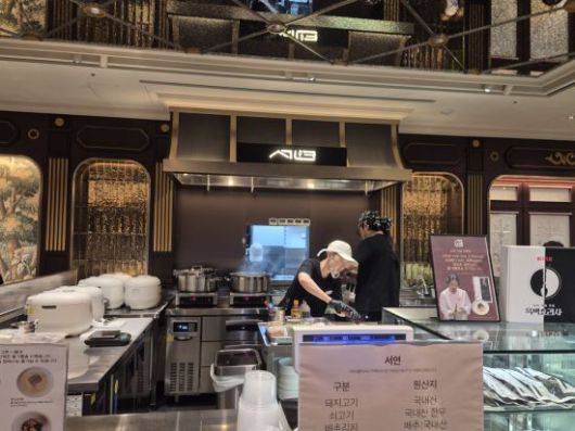 면요리 전문점 서연 매장 모습. 두건을 쓴 김도윤 셰프가 직접 요리를 하고 있다. 이민지 기자.