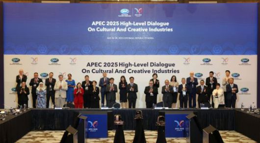 최휘영 문화체육관광부 장관이 27일 경북 경주 힐튼호텔에서 열린 'APEC 문화산업고위급대화 개회식'에서 각 국 수석대표와 기념촬영을 하고 있다.  [사진 제공= 문화체육관광부]