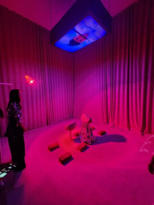 임영주 작가 전시장 전경. 관람객은 직접 누워볼 수 있다. 서믿음 기자