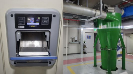 아파트 층마다 설치된 투입구를 통해 쓰레기를 버릴 수 있다. RFID 카드키를 사용해 투입구를 열어 쓰레기를 버리면 된다. 쓰레기는 진공으로 빨아당겨져 지하주차장에 설치된 집하 시설로 모인다. AI 시스템을 활용해 쓰레기가 가장 많이 모이는 때를 파악하고, 에너지 효율화 작업도 진행한다. 이현주 기자