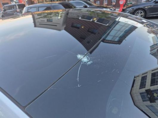 건물 앞 주차된 차량은 돌에 맞아 지붕이 파손된 모습이었다. 해당 차량은 고가의 테슬라 차량으로 전해졌다. 온라인 커뮤니티