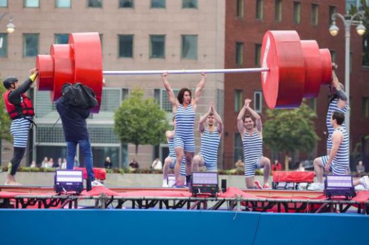 러시아 수도 모스크바 도심 공원에는 전쟁의 상흔 대신 야외 파도 풀이 들어섰다. 시민들은 이곳에서 파도를 따라 서핑을 하는 등 일상을 즐기는 모습이 포착됐다. TASS연합뉴스