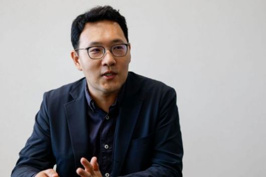 김규남 네이버웹툰 최고위험관리책임자가 25일 경기 성남 네이버 그린팩토리에서 인터뷰 하고 있다. 강진형 기자