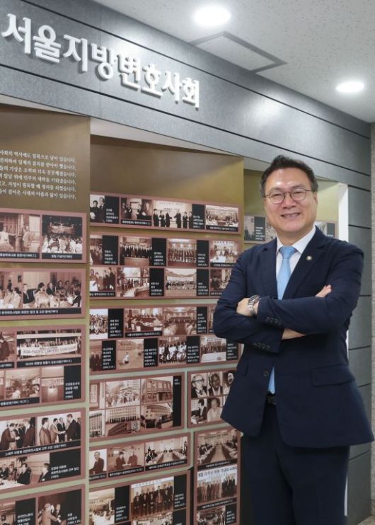 지난달 26일 서울 서초구 서울지방변호사회에서 조순열 회장이 아시아경제와 인터뷰를 마친 후 서울지방변호사회의 역사에 대해 설명하고 있다. 윤동주 기자