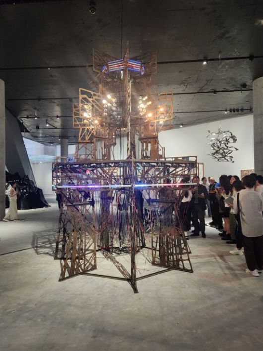 '오바드 V'(2019) 작품. 2018년 비무장지대에서 철거된 초소의 자재로 제작된 작품으로 당시 남북 화해 분위기가 어울리지 않다는 의견도 있었으나, 대립으로 치닫는 현 시대 상황에 다시금 주목받고 있다. 서믿음 기자